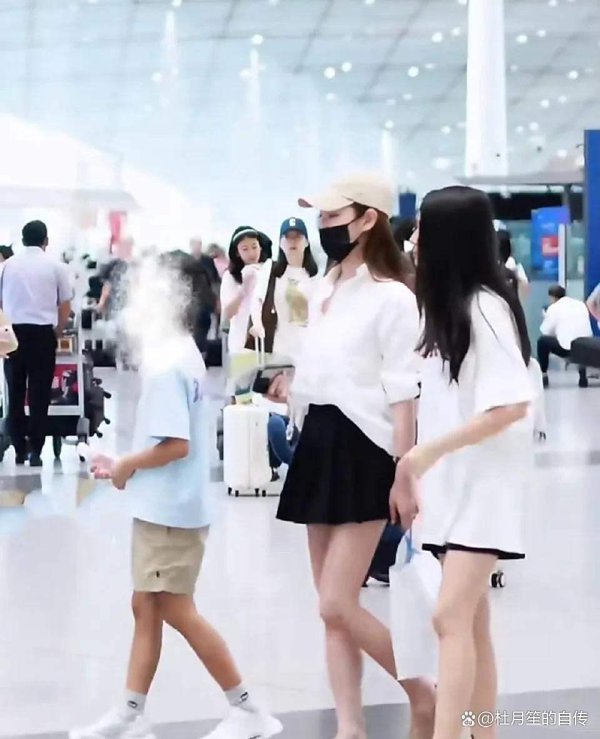 后妈带娃现身机场，大S子女连络曝光，这才是真相悖后的温情